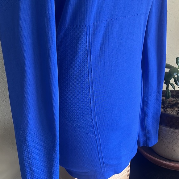 Fabletics athletic long sleeve shirt - Picture 3 of 12